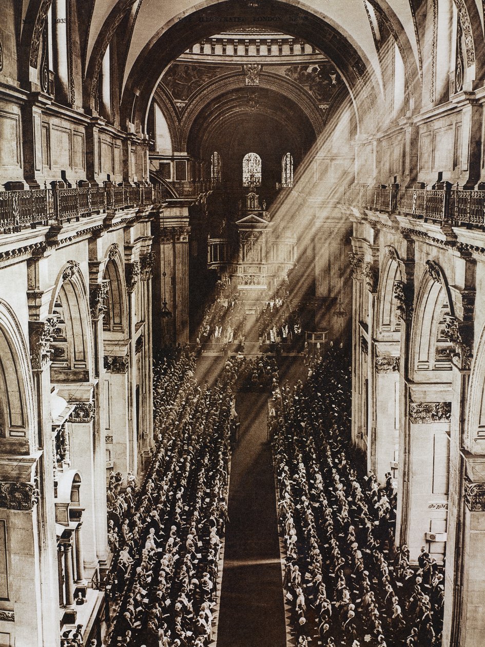 Auringon säteet St Paulin katedraalissa kuningas George V:n hopeajuhlavuoden jumalanpalveluksen aikana, Lontoo, Yhdistynyt kuningaskunta, valokuva Illustrated London Newsista, 11. toukokuuta tekijältä Unknown photographer