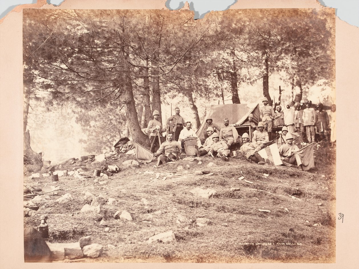 Lennätin ja signaloijat Kaim Gullissa, Black Mountain -retkikunta, 1888 tekijältä Unknown