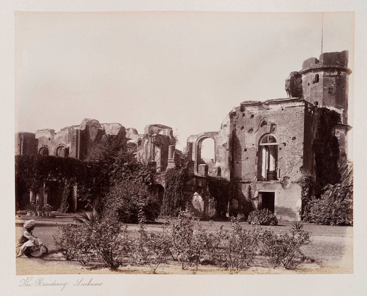 The Residency Lucknow, n. 1885 (seepiakuva) tekijältä Unknown photographer