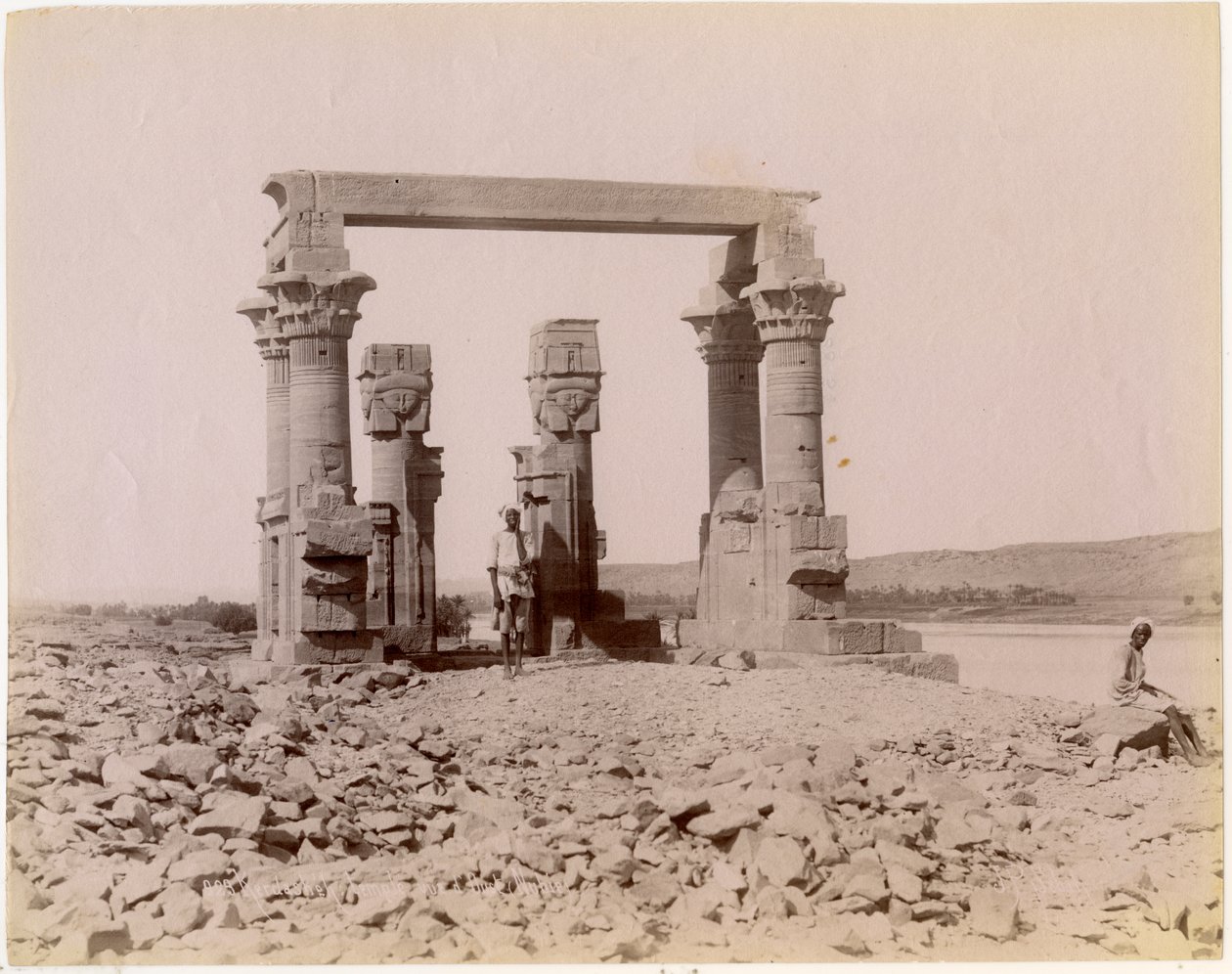 Qertassin roomalainen kioski (nykyään New Kalabshassa), nähtynä idästä, Egypti, valokuva: Edition J P Sebach, noin 1890 tekijältä Unknown photographer