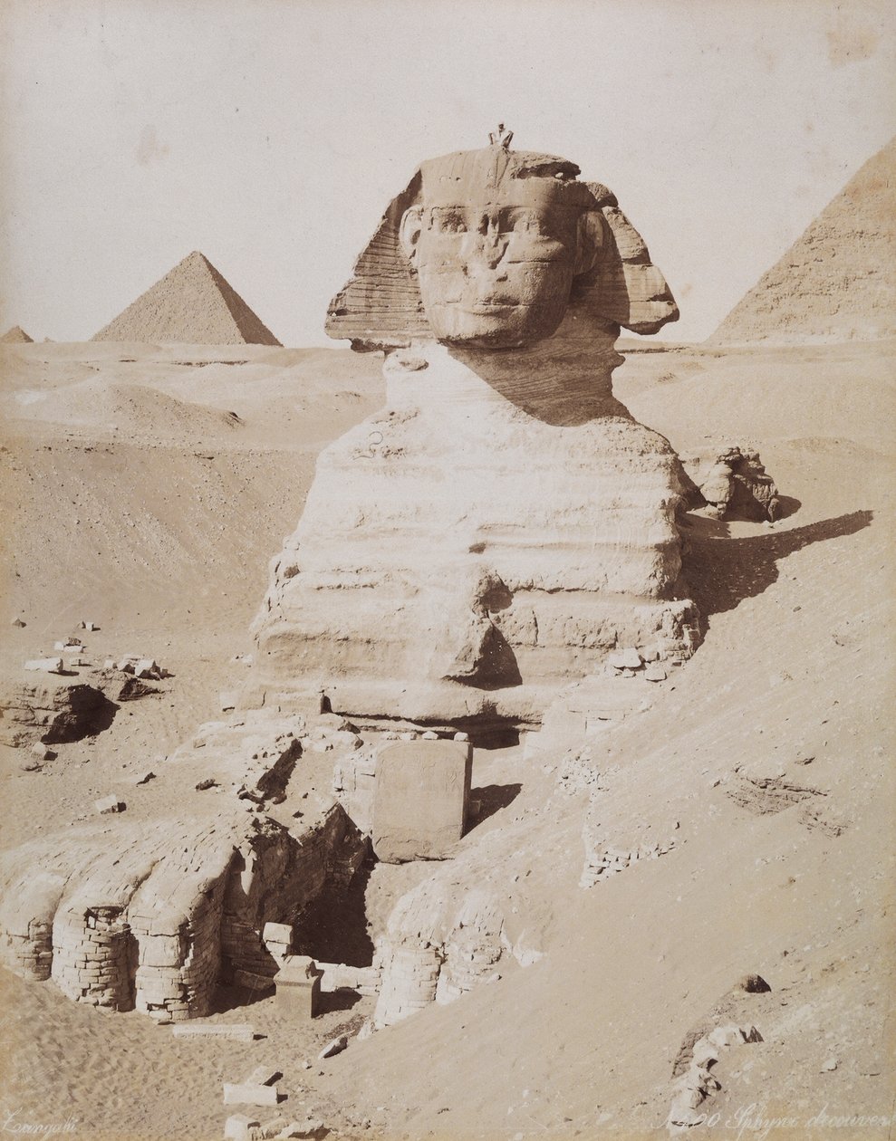 Sfinksi ja taustalla Kheopsin suuri pyramidi. Kairo, El Giza tekijältä Unknown photographer