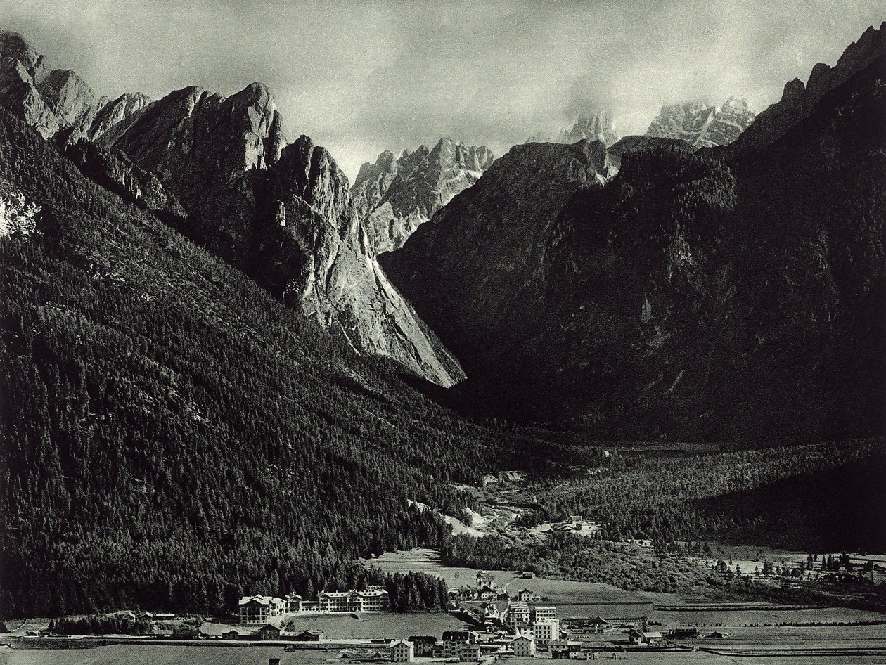 Dobbiacon kaupunki Dolomiiteilla tekijältä Unknown photographer