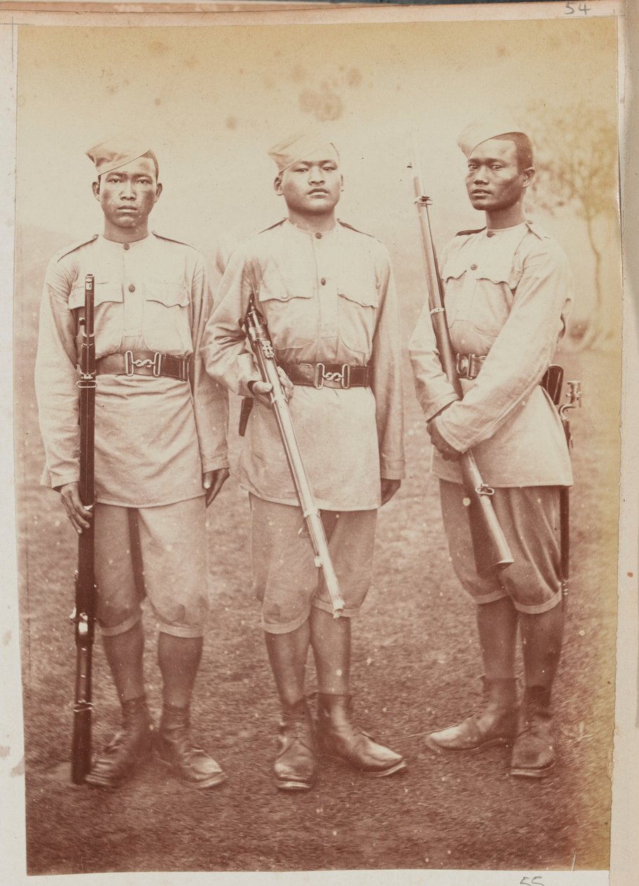 Kolme sotilasta 4. Gurkha (kivääri) rykmentistä tekijältä Unknown photographer
