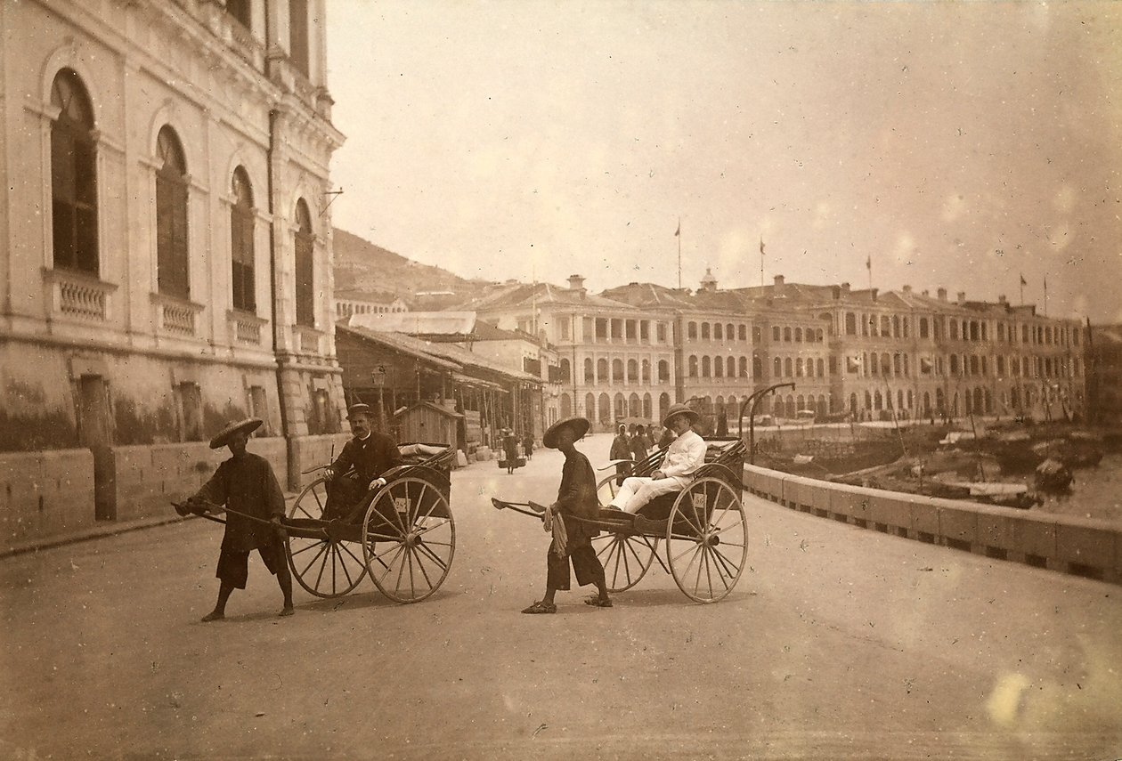 Kaksi miestä kuljettaa riksalla Hongkongissa. tekijältä Unknown photographer