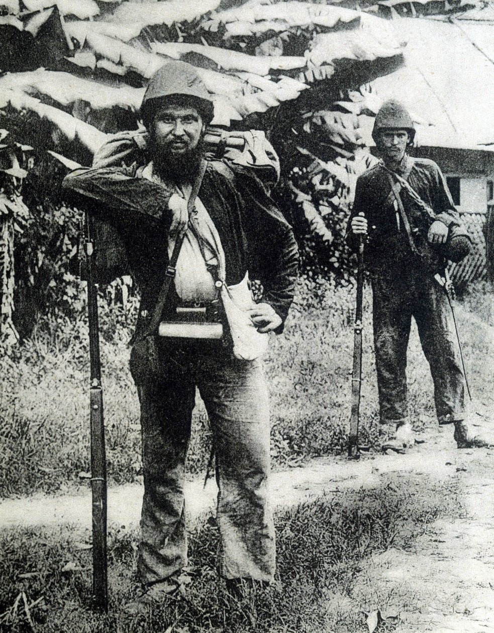 Kaksi sotilasta Tonkinin maaseudulta vuonna 1883. tekijältä Unknown photographer