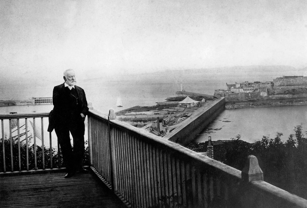 Victor Hugo (1802-1885) Hauteville Housessa maanpaossa Guernseyssä (1851-1870) vuonna 1868 tekijältä Unknown photographer