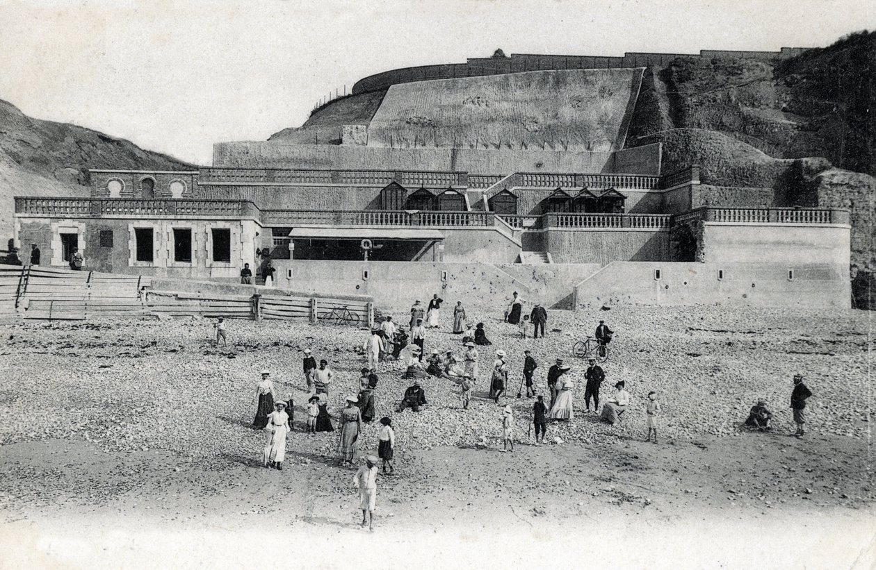 Näkymä Mesnil Valin (Mesnil-Val) rannalle kasinoineen ja terasseineen, Manche Normandy -postikortti 1900-luvun alusta tekijältä Unknown photographer