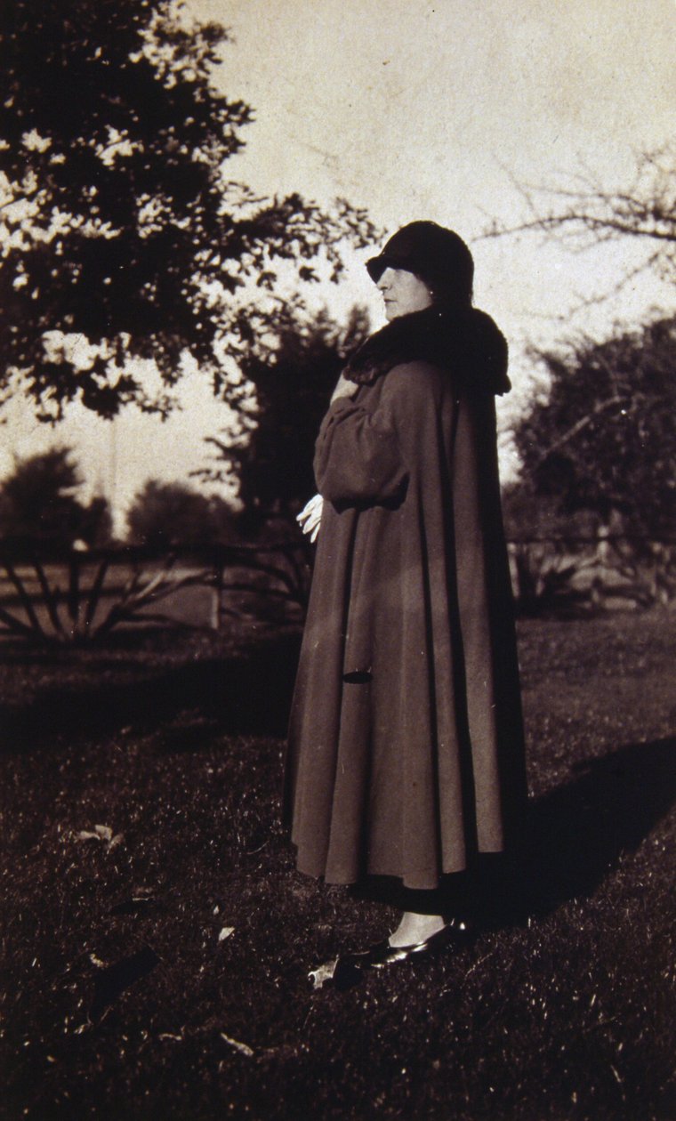 Vintage valokuva ranskalaisesta naisesta hatussa ja takissa, n. 1920 (b/w kuva) tekijältä Unknown photographer