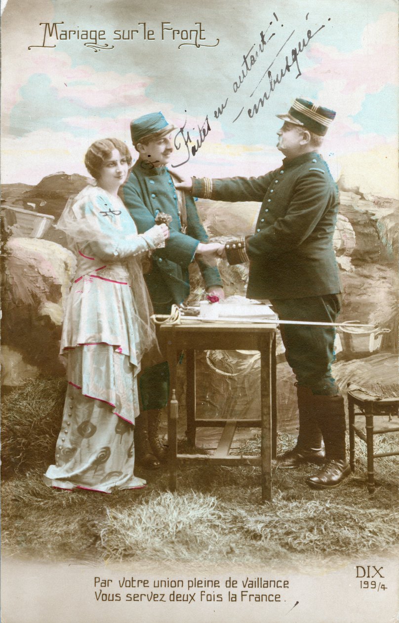 Ensimmäisen maailmansodan postikortti, etupuolella sotilaan (poilu) ja nuoren naisen avioliitto, sotilasavustaja, jonka upseeri on luokitellut väijytetyksi. (kuva) tekijältä Unknown photographer