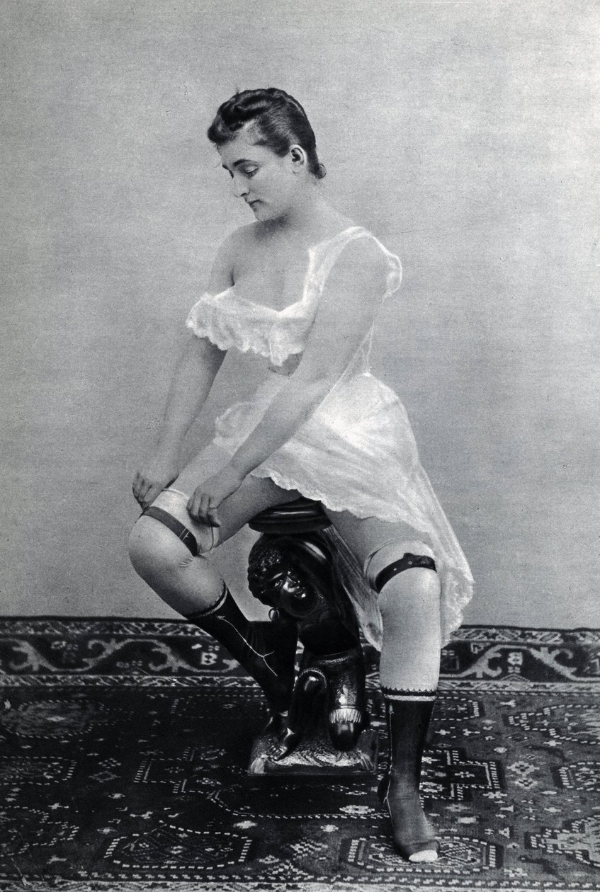 Nainen alusvaatteissa (deshabille) noin 1885 Anonyymi valokuvaus (mustavalkoinen kuva) tekijältä Unknown photographer