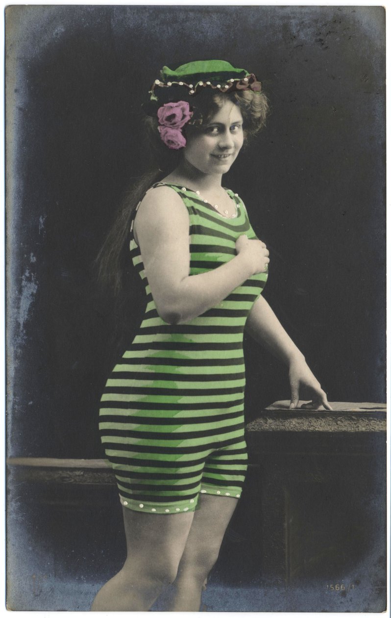 Nainen uimapuvuissa, c. 1910 (postikortti) tekijältä Unknown photographer