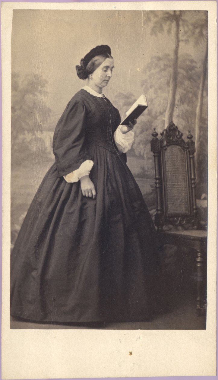 Nainen kirjan kanssa, n. 1860 (valokuva) tekijältä Unknown photographer