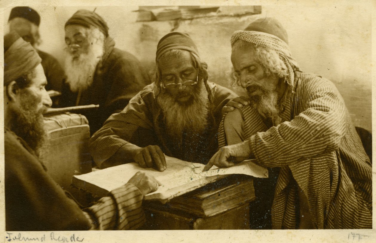 Jemeniläisiä juutalaisia miehiä opiskelemassa pyhiä tekstejä, Jerusalem, noin 1900 (s/w-kuva). tekijältä Unknown photographer