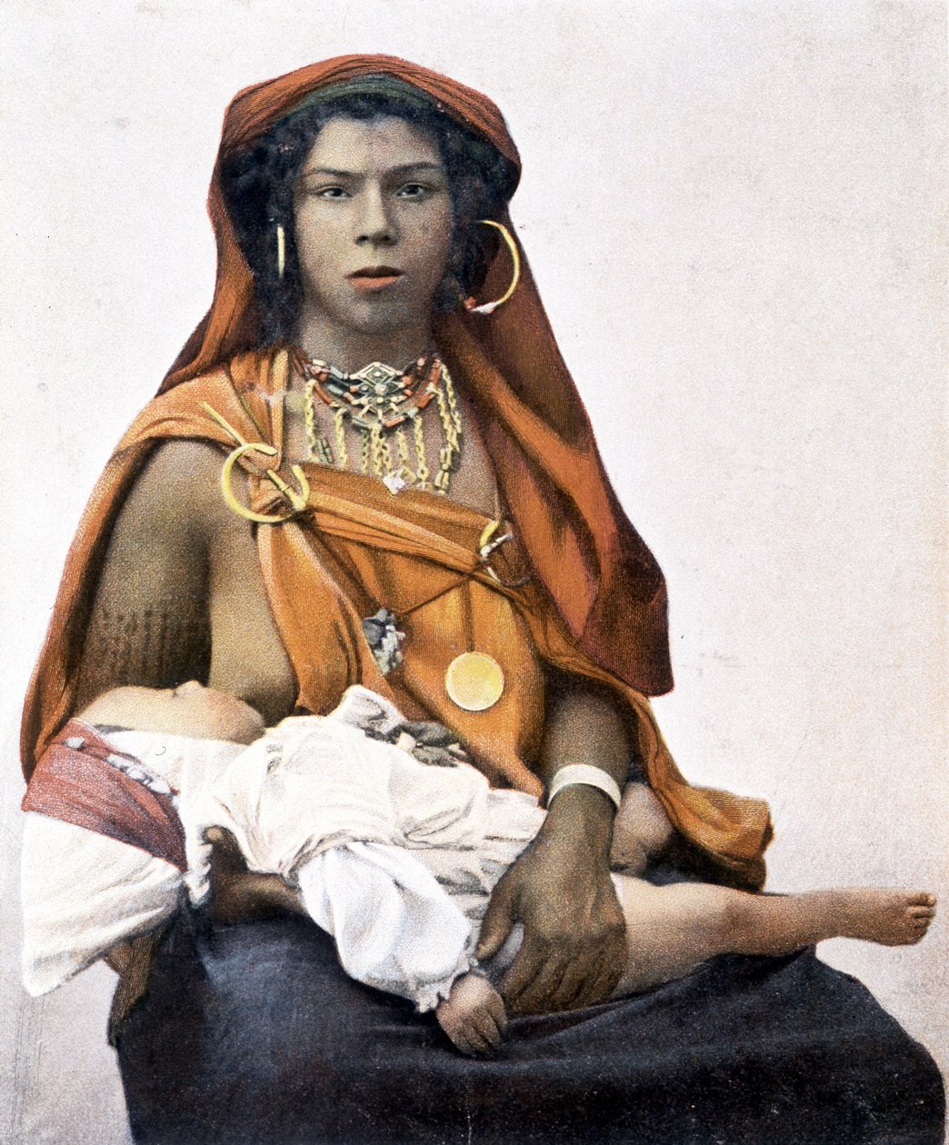 Nuori berberinainen imettää vauvaa. 1800-luvun valokuvaus. tekijältä Unknown photographer