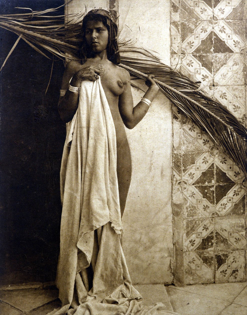 Nuori berberinainen poseeraa alasti. Valokuvaus noin 1890 tekijältä Unknown photographer