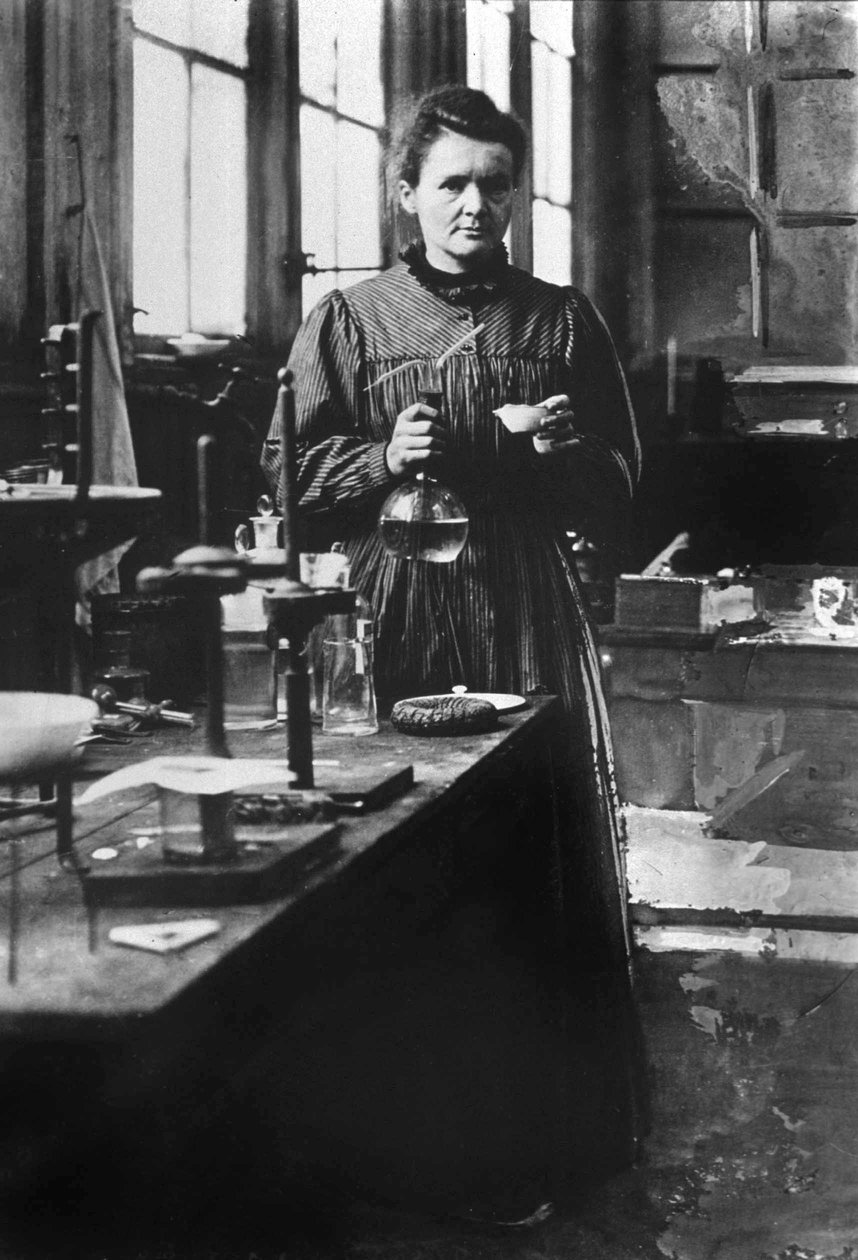 ranskalainen fyysikko Marie Curie (1867-1934) fysiikan Nobel-palkinto vuonna 1903 ja kemian Nobel-palkinto vuonna 1911, täällä hänen 1. laboratoriossaan Pariisissa vuonna 1898 tekijältä Unknown photographer