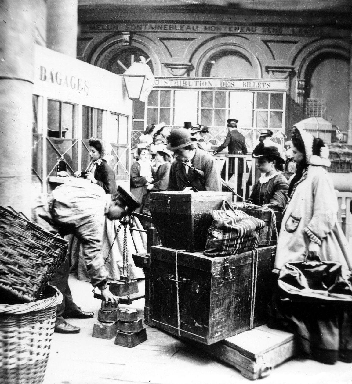matkustajat, jotka valvoivat matkatavaroiden punnitsemista Gare de Lyonissa Pariisissa, Ranskan toisen imperiumin aikaan tekijältä Unknown photographer