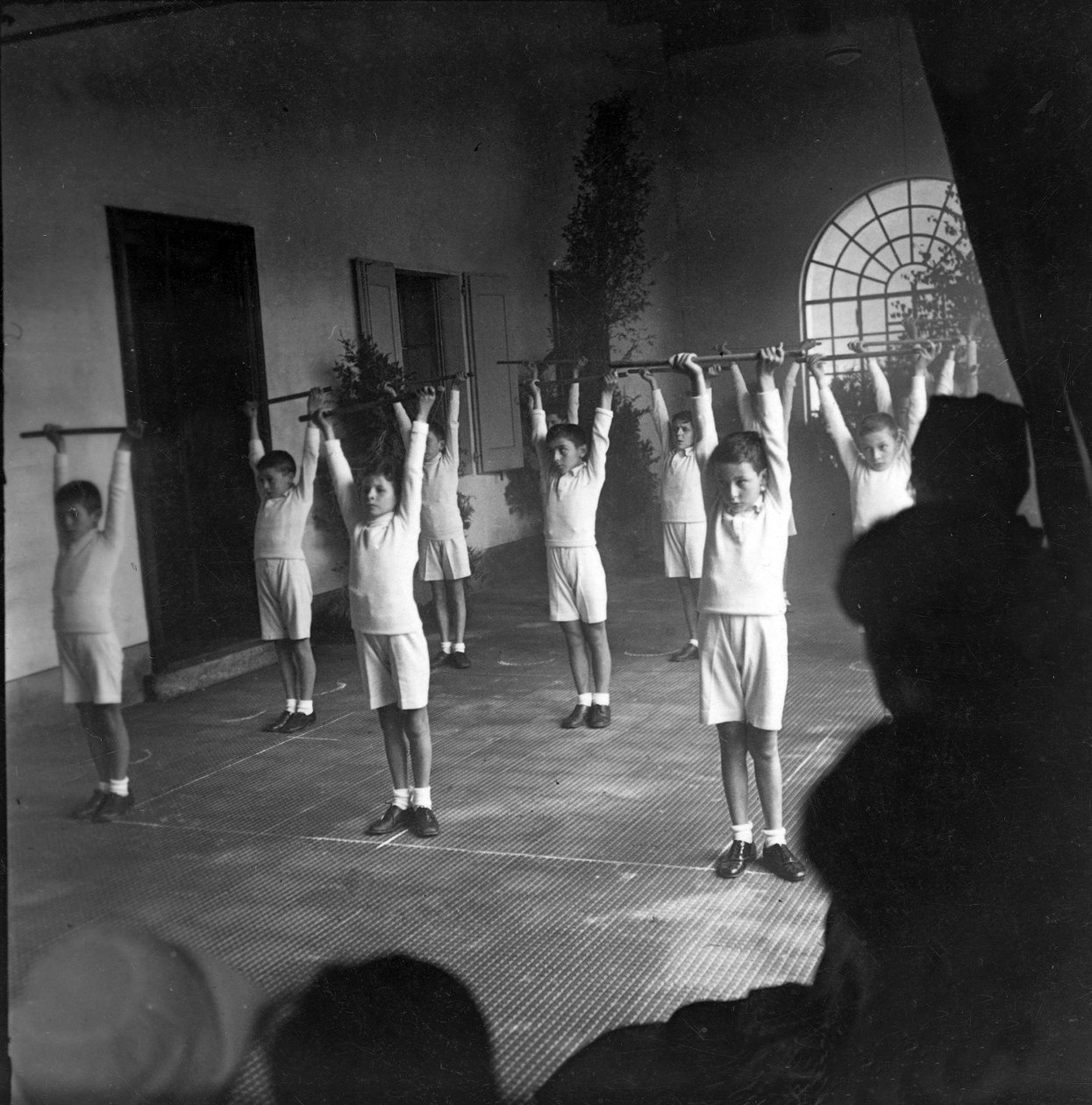 urheilu, liikunta, koulun liikuntasali tekijältä Unknown photographer