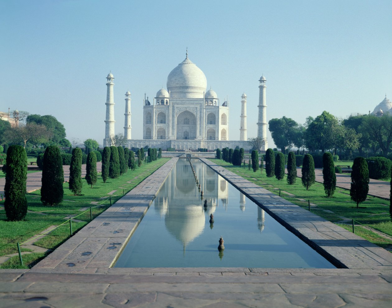 Taj Mahal, rakennettu 1647 tekijältä Ustad Ahmad Lahori