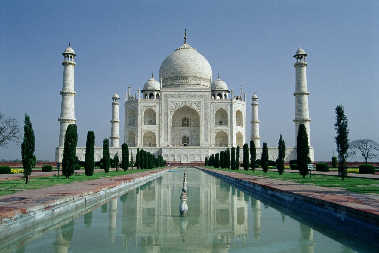 Näkymä Taj Mahaliin, jonka rakennutti keisari Shah Jahan (1592-1666) ja joka valmistui vuonna 1643 (kuva). tekijältä Ustad Ahmad Lahori