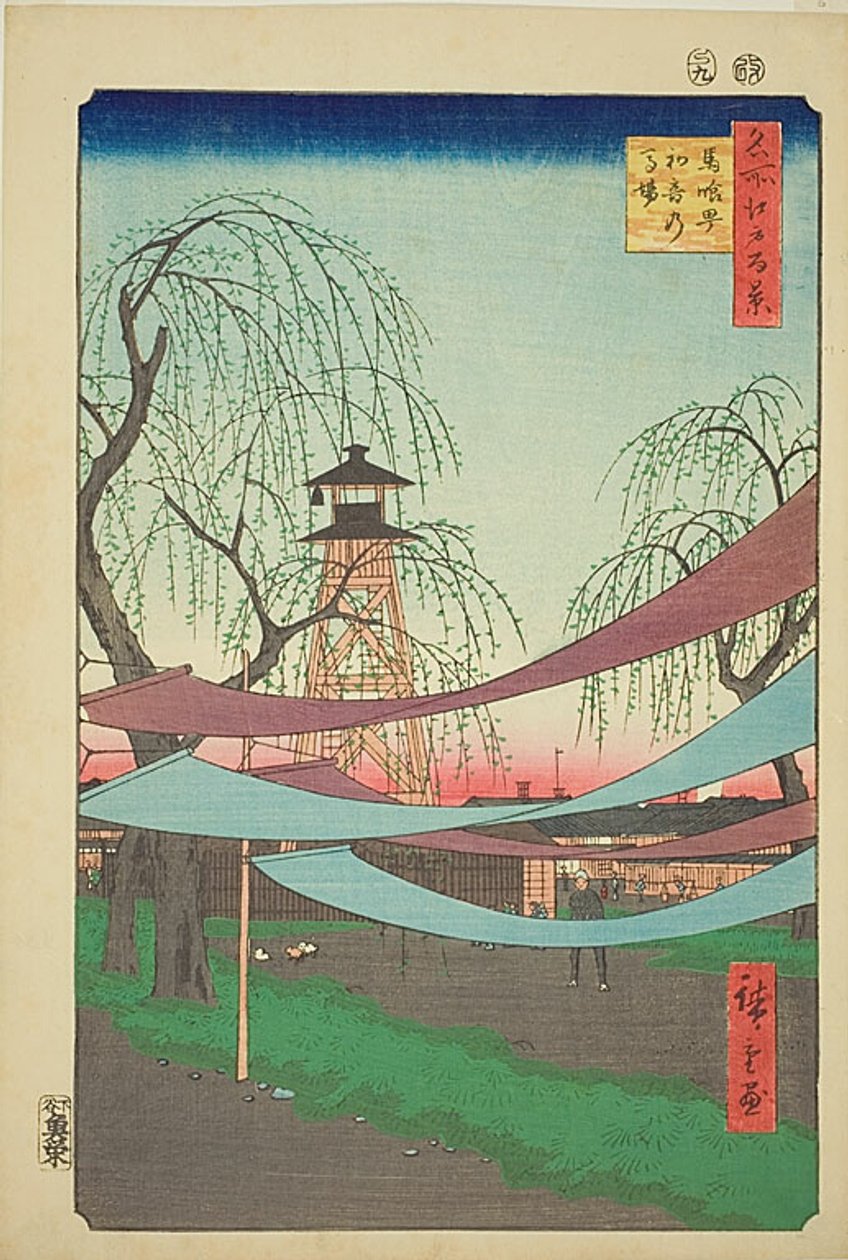 Hatsunen ratsastuskenttä Bakuro-chossa (Bakuro-cho Hatsune no Baba), nro 6 sarjasta "Sata kuuluisaa näkymää Edosta (Meisho Edo hyakkei)". tekijältä Utagawa Hiroshige