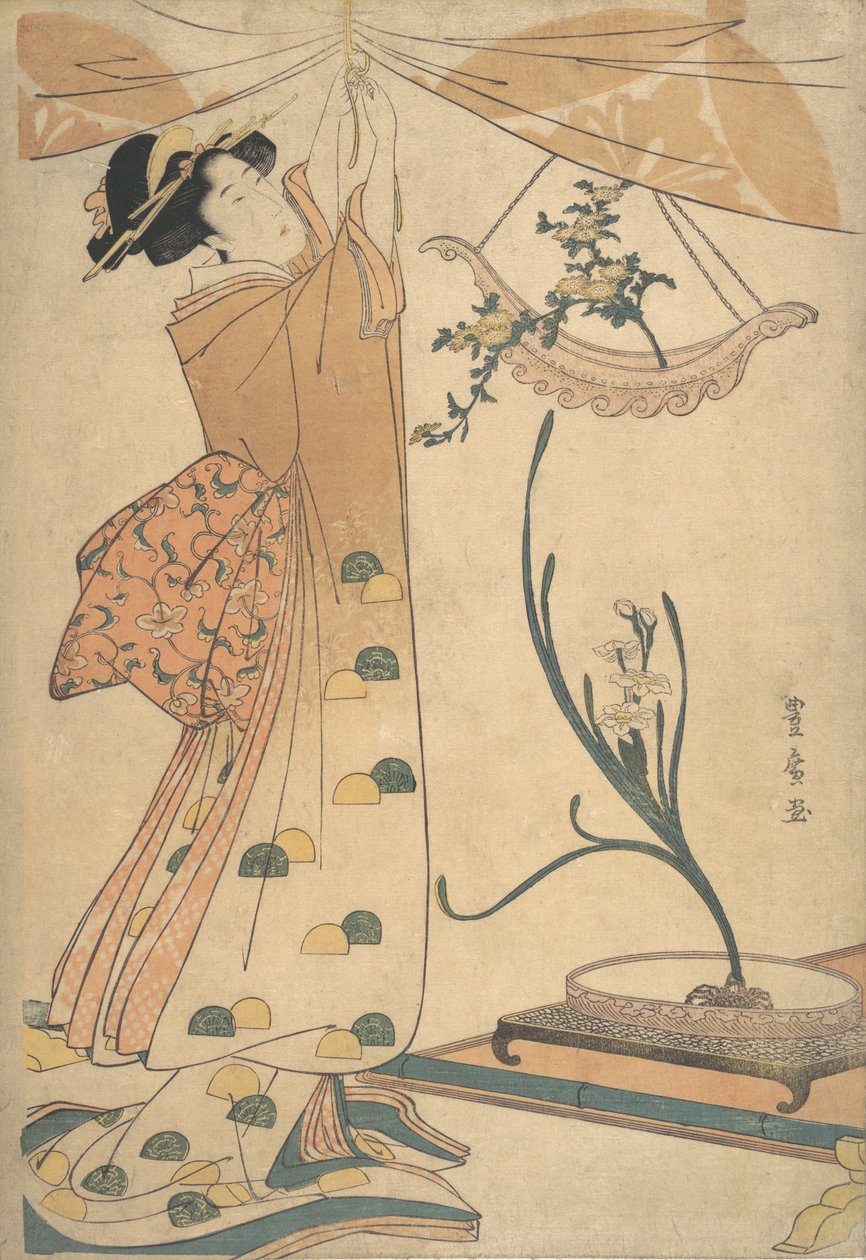 Nainen sitomassa verhoa, krysanteemien kukka-asetelma veneenmuotoisessa Ha..., n. 1805. tekijältä Utagawa Toyohiro