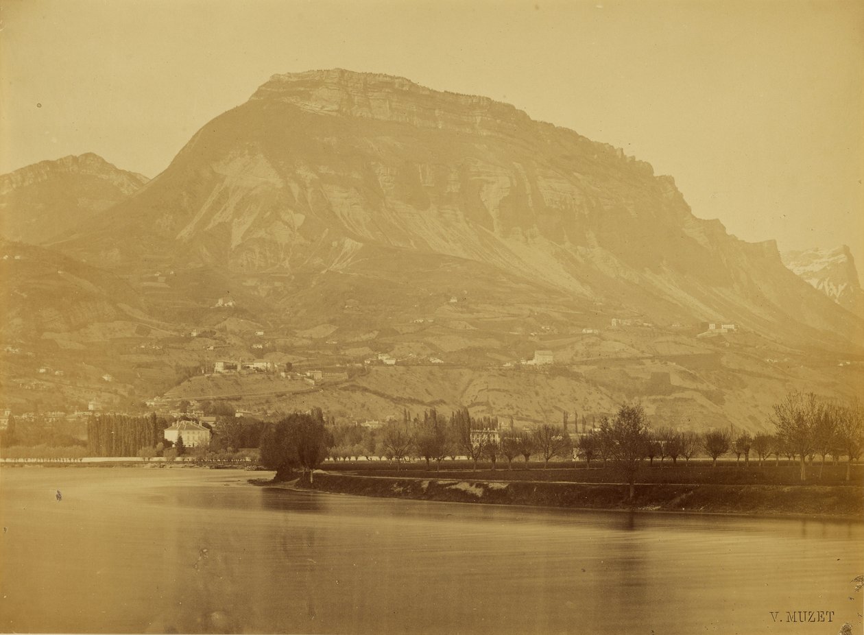[Isère-joki, Mont Saint-Eynard, Dent de Crolles nähtynä Grenoblesta, Ranska] tekijältä V. Muzet