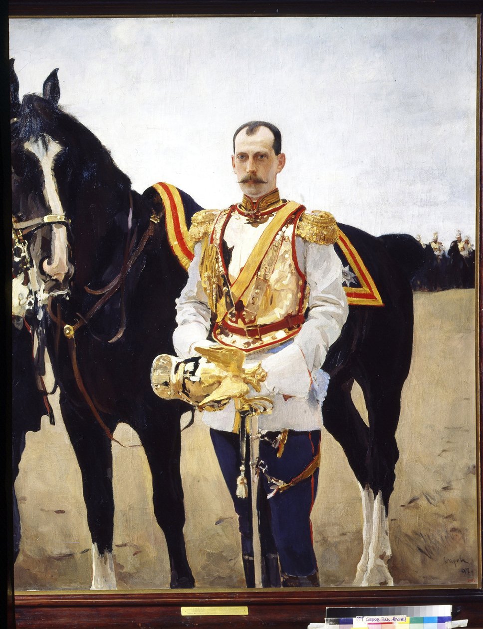 Venäjän suurruhtinas Paul Aleksandrovitšin (1860-1919) muotokuva. (Venäjän suurruhtinas Paul Aleksandrovitšin muotokuva). Venäjän keisarillisen armeijan ratsuväen upseerin univormussa hevosensa lähellä. Valentin Aleksandrovich Serovin maalaus ( tekijältä Valentin Aleksandrovich Serov