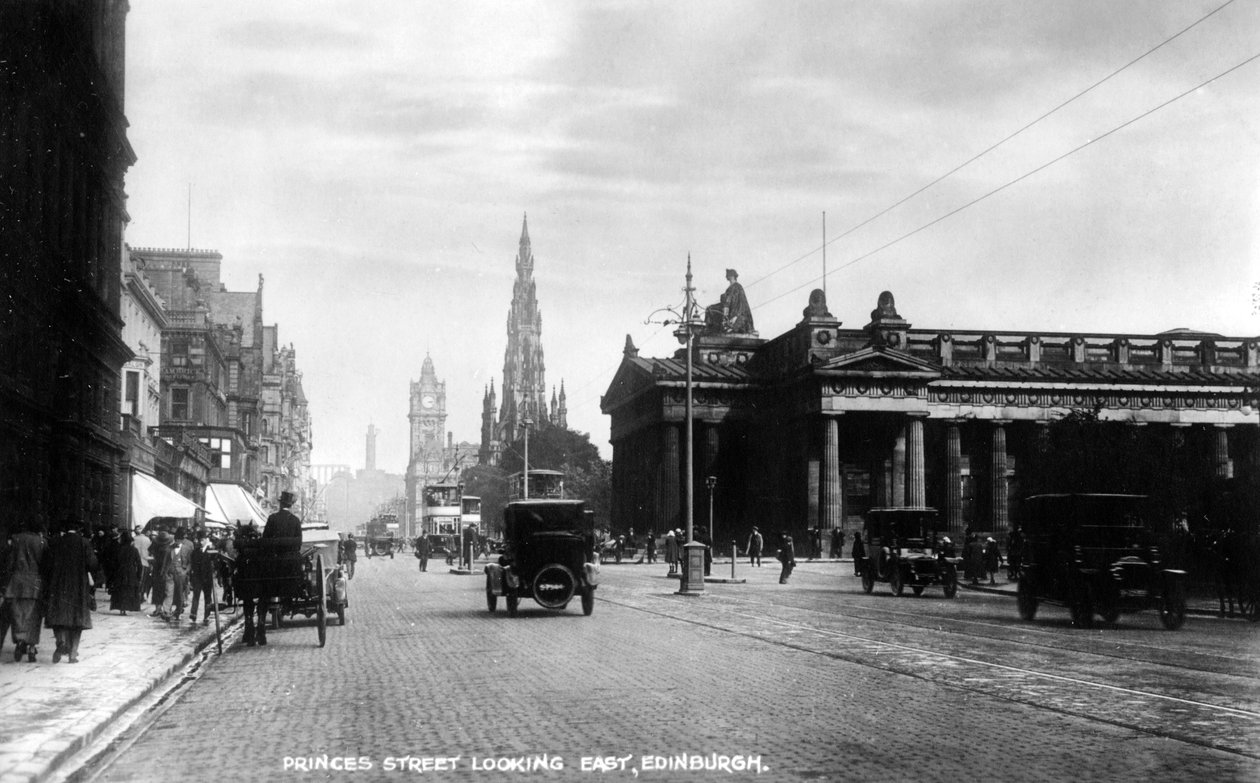Katse itään Princes Streetiä pitkin Edinburghissa, 1900-luvun alussa. tekijältä Valentine and Sons Ltd