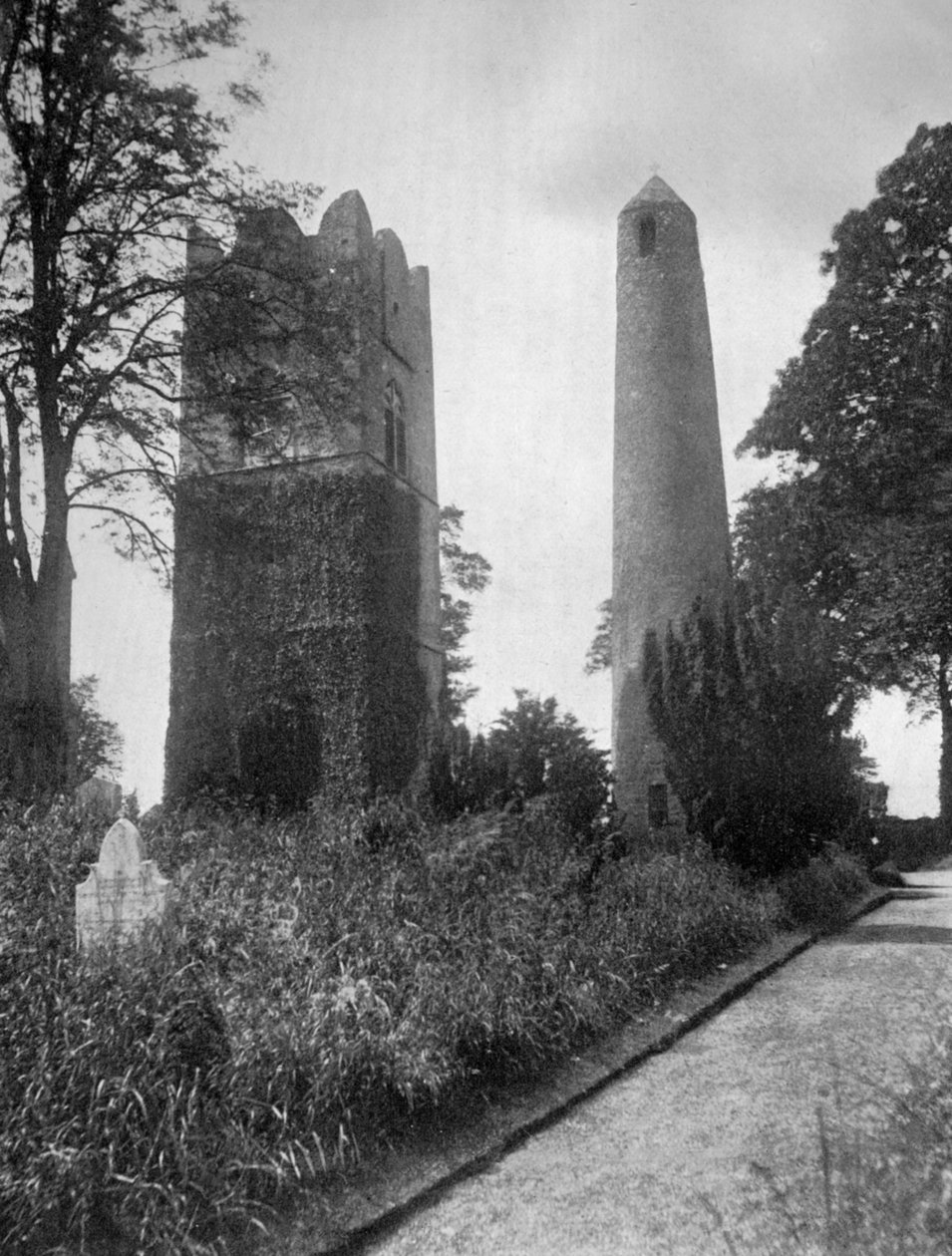 The Round Tower of Swords, Dublin, Irlanti, idästä, 1924-1926. tekijältä Valentine and Sons Ltd
