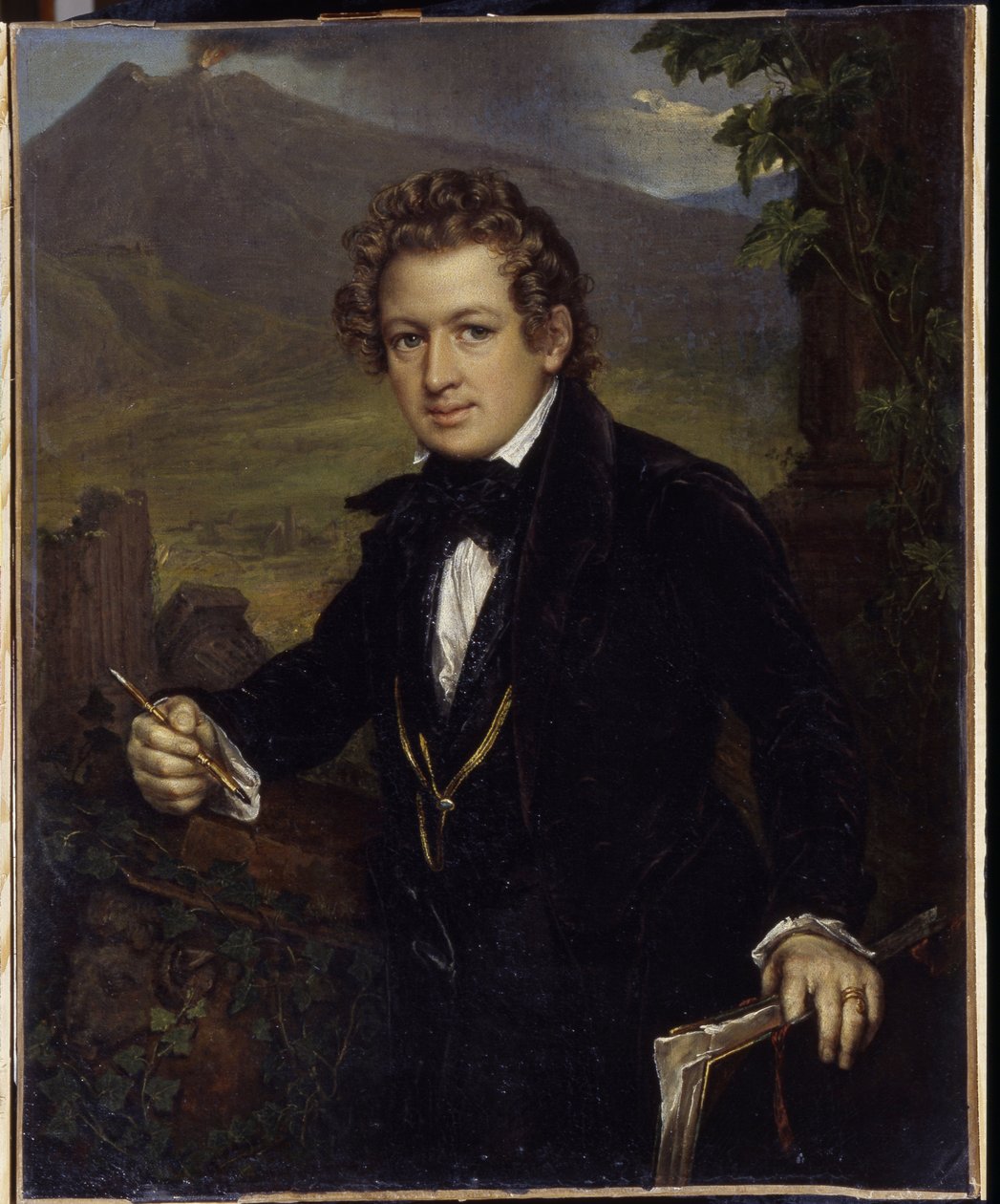 Taidemaalari Karl Pavlovich Briullov (Bryullov) (1799-1852) muotokuva. Taidemaalari K.P. Briullovin muotokuva). Tulivuoren edessä oleva taidemaalari pitää kädessään mekaanista lyijykynää ja piirustuslautaansa. Vasili Andrejevitš Tropinin (Vassili Tropinin) tekijältä Vasili Andreevich Tropinin