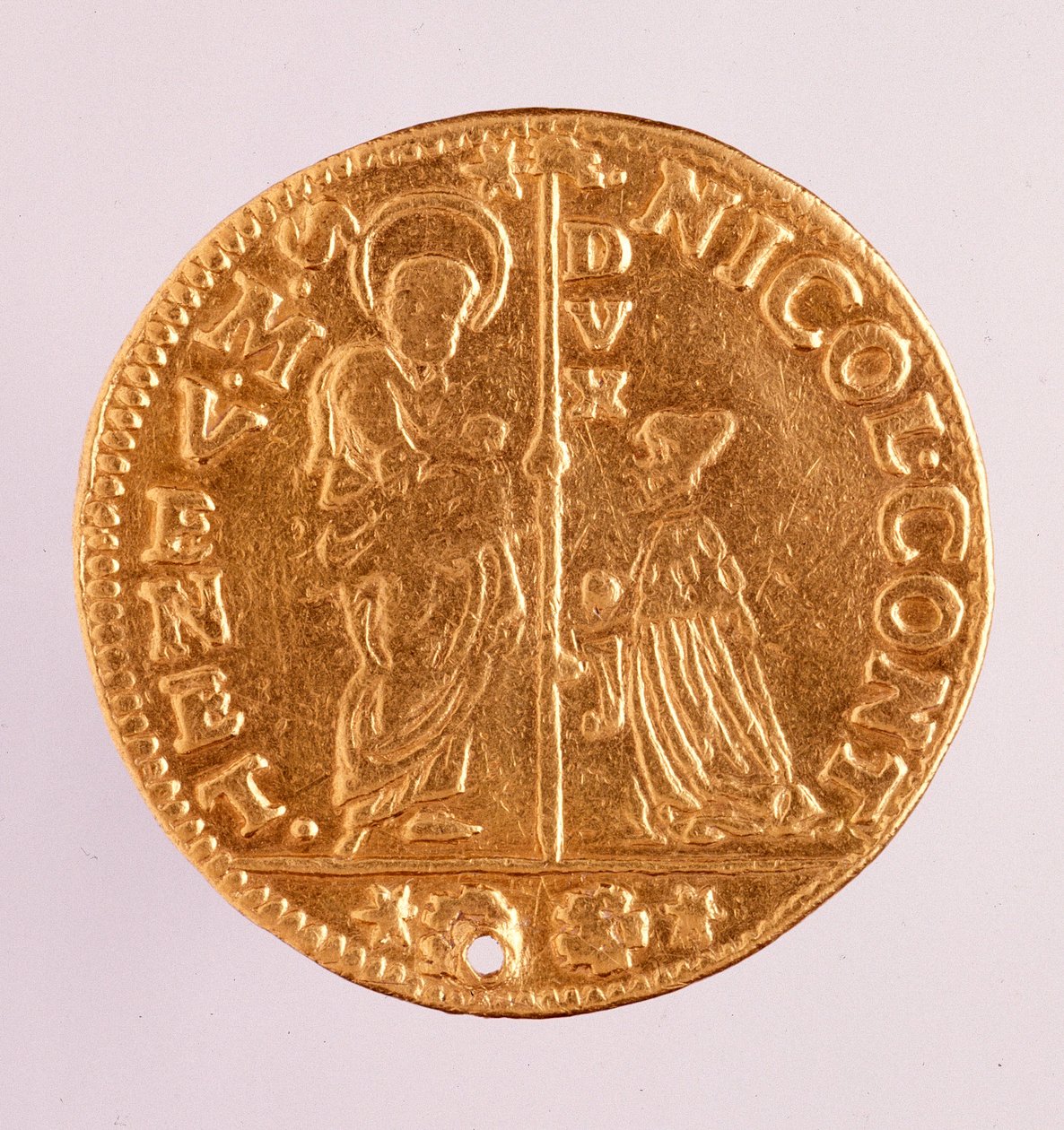 Kultainen kolikko (zecchino tai paljetti) Venetsian tasavallasta: Doge Nicolo Contarinin hallituskausi (1630-1631). Halkaisija 3,4 cm Rooma, kansallinen termimuseo tekijältä Venetian School