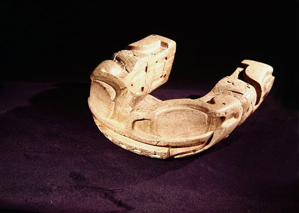 Frog Yoke, jota käytetään seremoniallisissa pallopeleissä, El Tajin tekijältä Veracruz