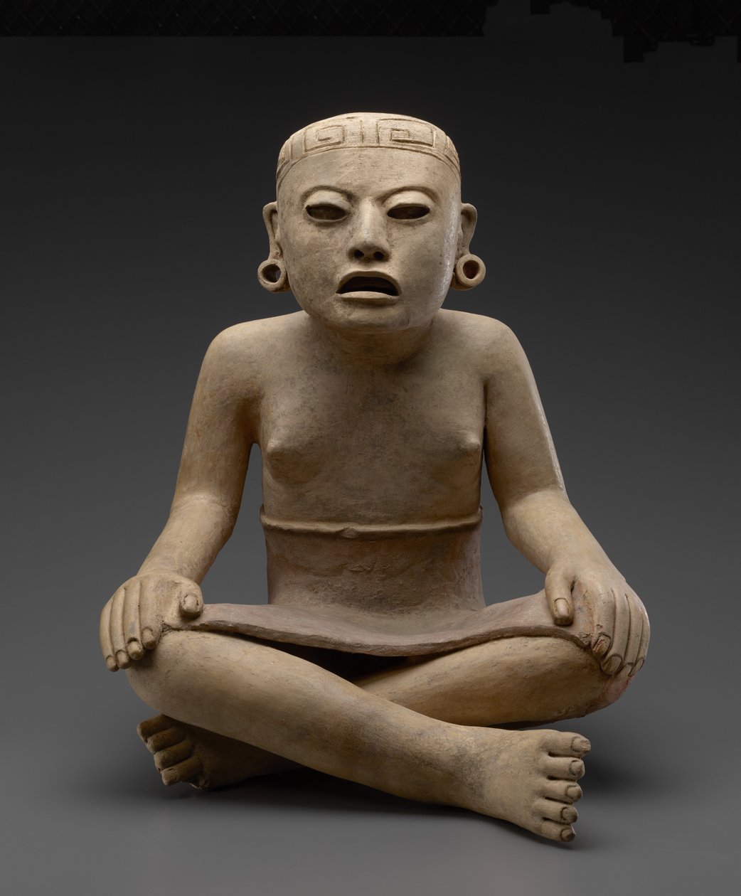 Istuva nainen, 600-900 jKr (keramiikka ja monivärinen pigmentti) tekijältä Veracruz Gulf Coast Civilisation