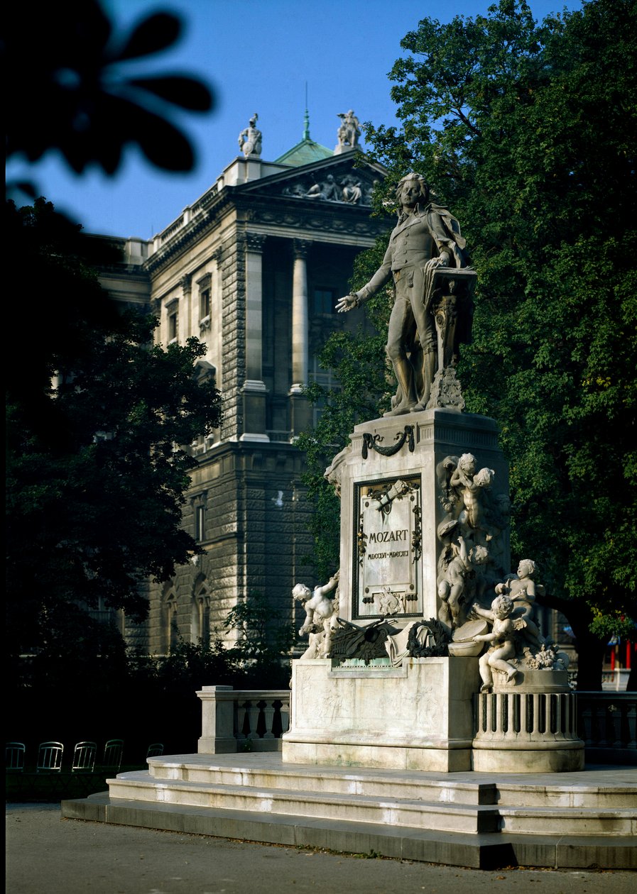 Muistomerkki itävaltalaisen säveltäjän Wolfgang Amadeus Mozartin (1756-1791) kunniaksi. Victor Tilgnerin (1844-1896) veistos 1896. Wien, Burggarten, Itävalta tekijältä Victor Tilgner