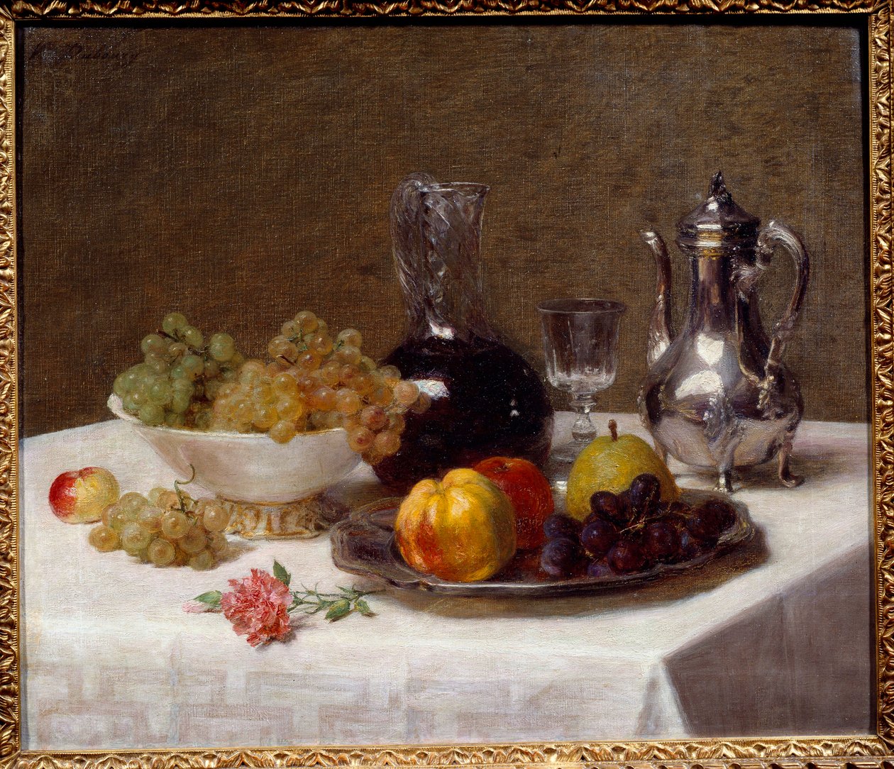 Pöytänurkkaus Hedelmien asetelma (rypäleet, kvitteni ja päärynä), hopeaesineet ja viinikannu. Victoria Dubourgin (1840-1926) maalaus 1900-luvun aurinko. 0,52x0,63 m Grenoble, Musee des Beaux Arts tekijältä Victoria Dubourg