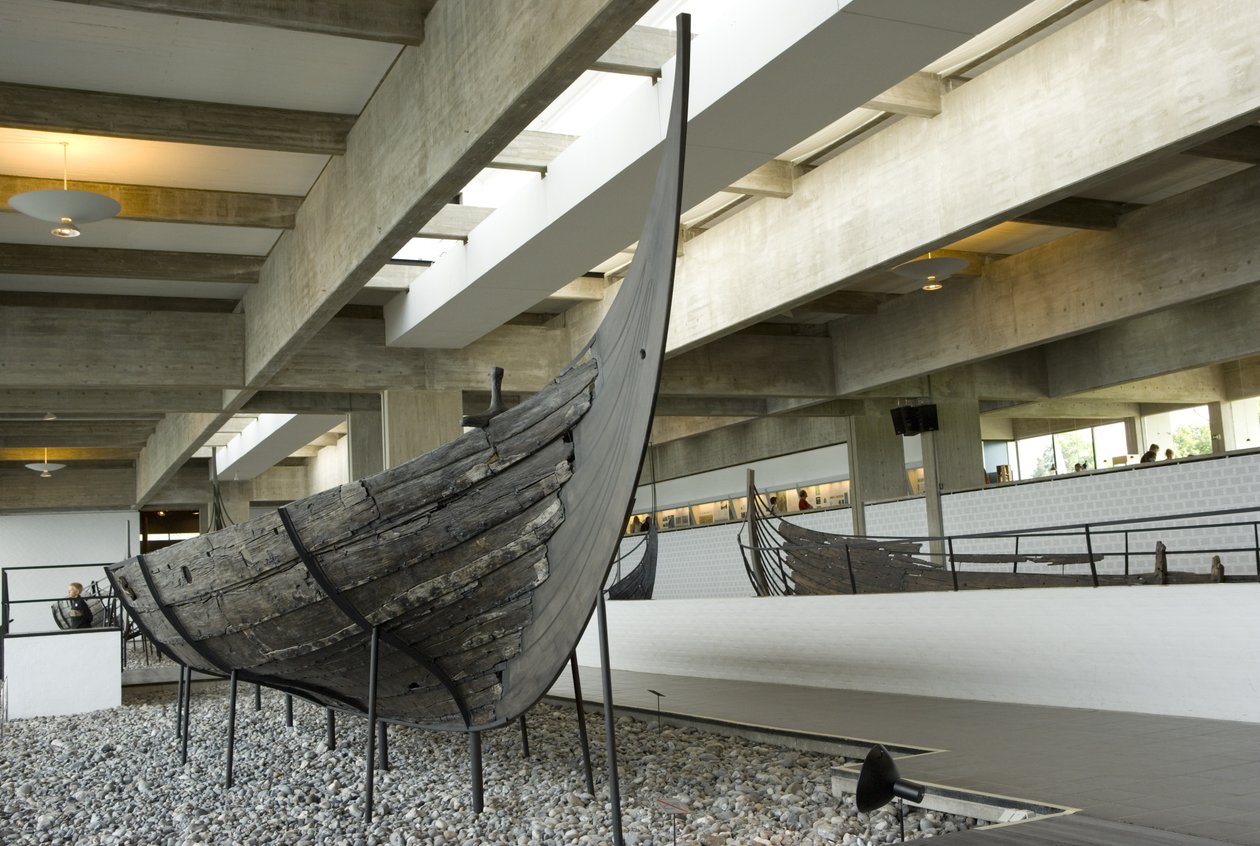 Säilytetty ja uusittu pitkävene tekijältä Viking