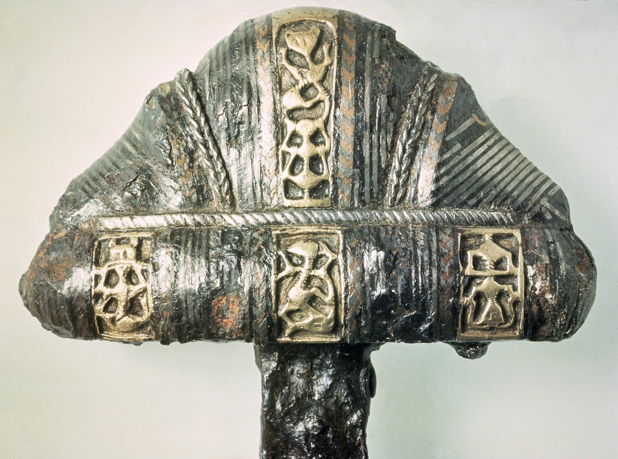 Yksityiskohta miekan kädensijasta, jossa leimattu koriste (messinki ja rauta) tekijältä Viking
