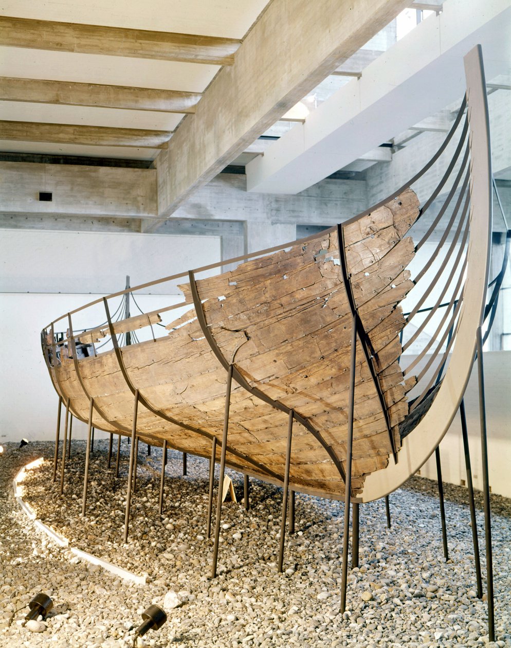 Valtamerellä kulkeva rahtilaiva Sognefjordista, Länsi-Norjasta, n. 1030 (mänty, tammi ja lime) tekijältä Viking