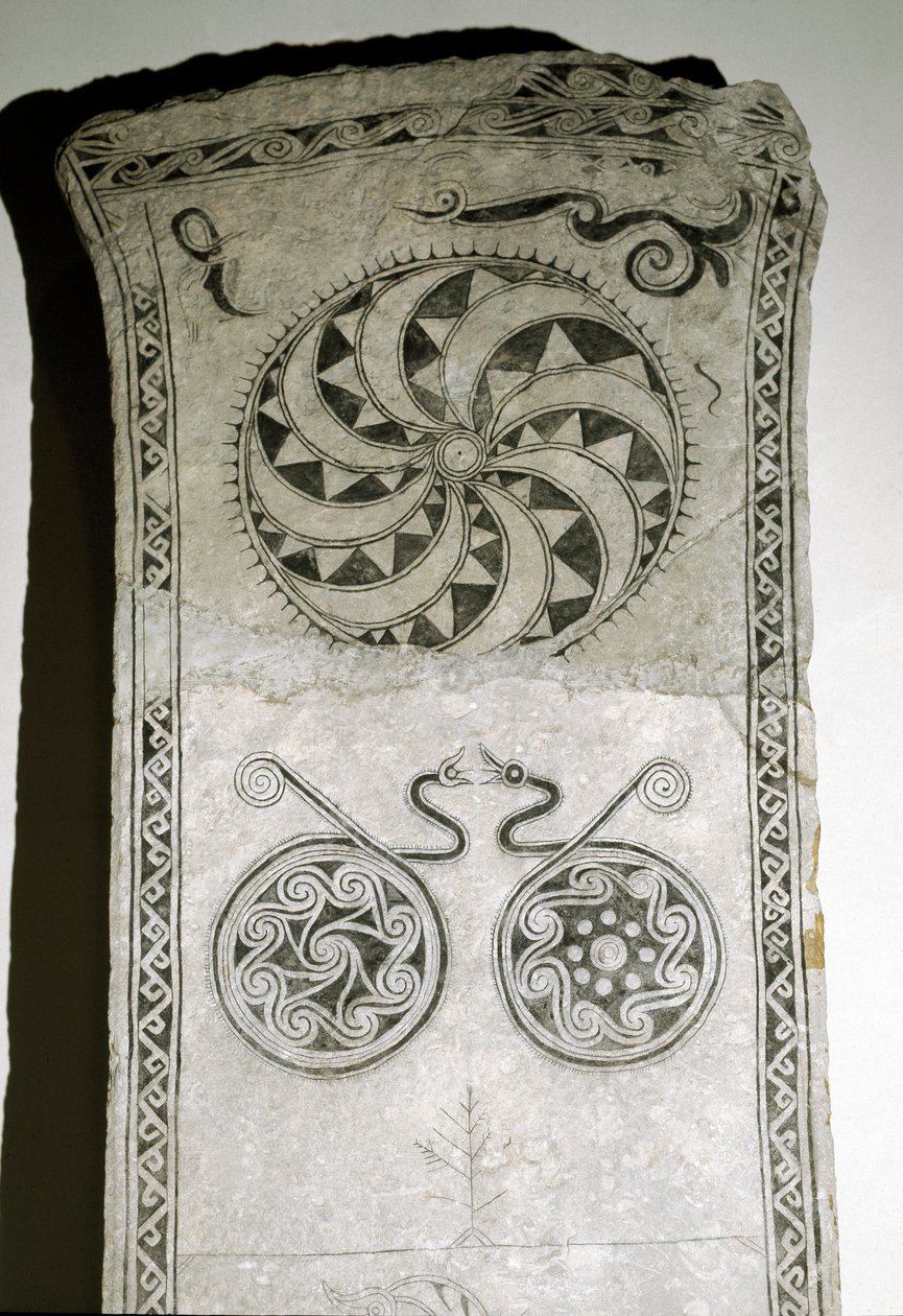 Riimukivi aurinkosymbolilla, 7.-8. vuosisata tekijältä Viking