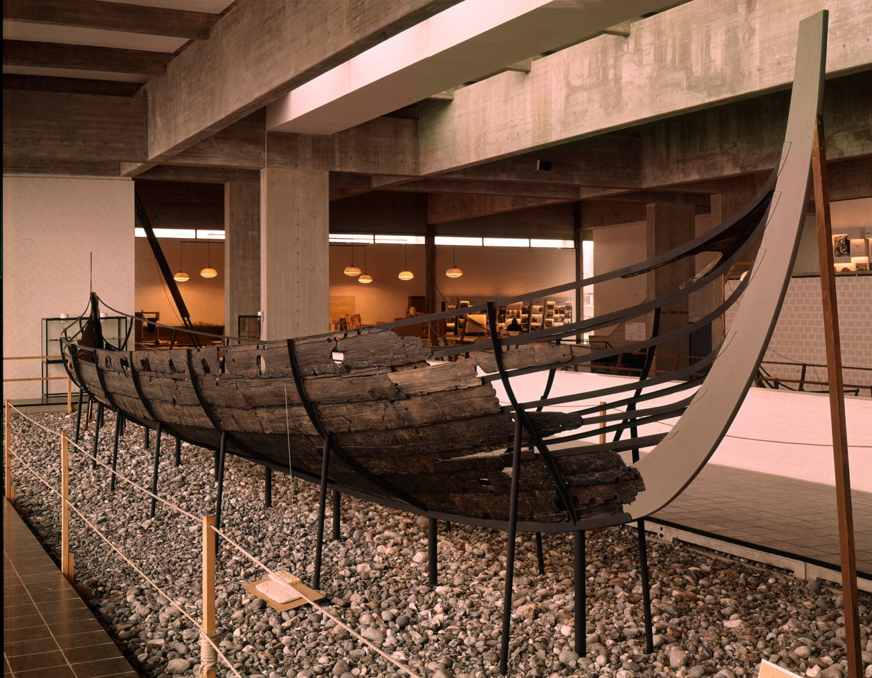 Viikinkilaiva (drakkar tai Langskip) löydetty Roskilden vuonosta, Tanskasta, n. 1030 (tammi, mänty, saarni ja leppä) tekijältä Viking