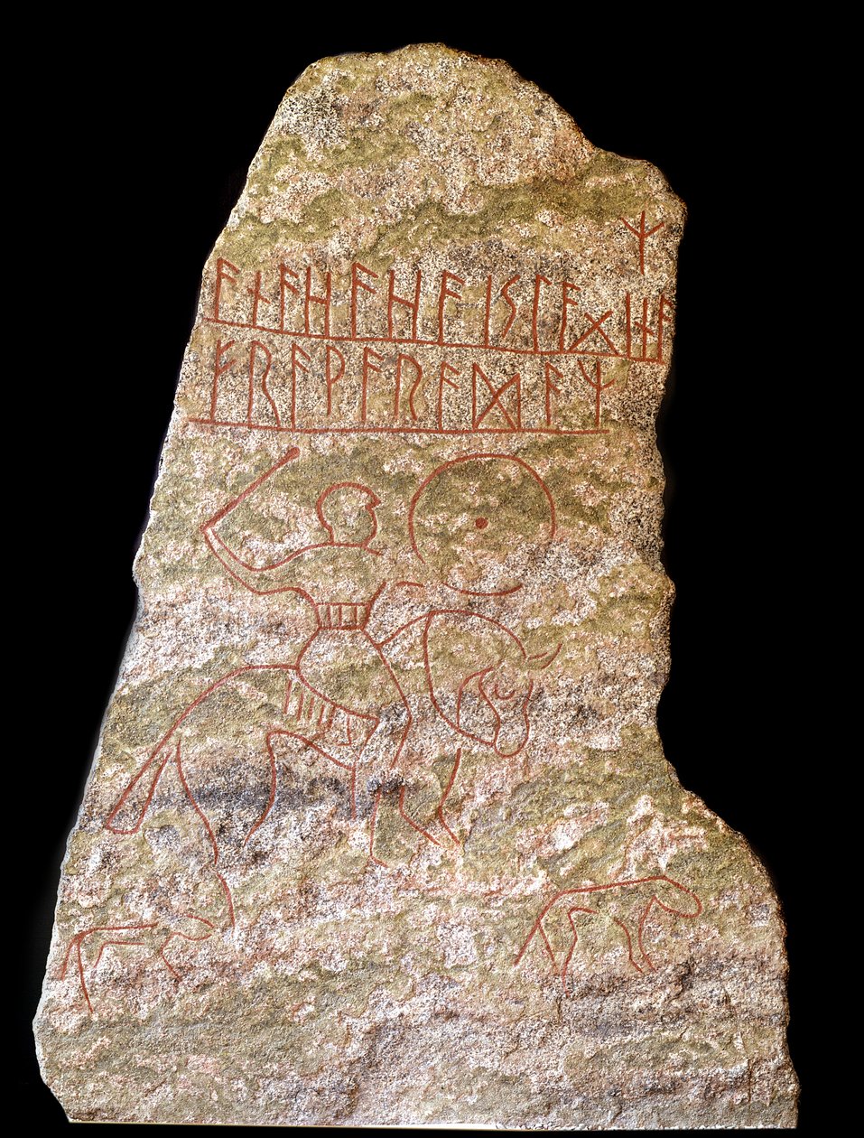 Stele riimukirjoituksella, joka esittää viikinkiratsumiestä koiran kanssa (kivi) tekijältä Viking Viking