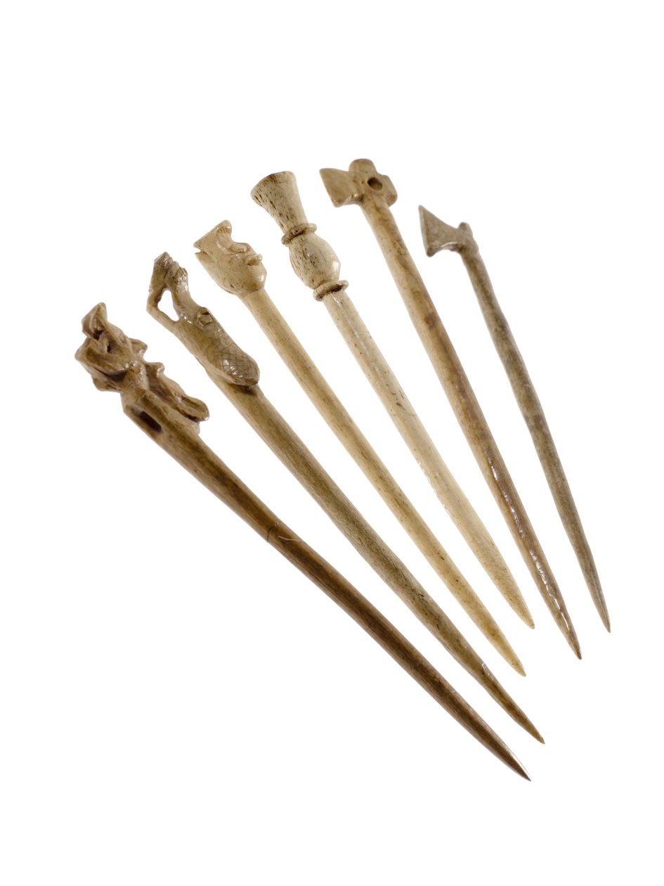 Eläimenpäälliset mekkoneulat tai hiusneulat, Jarlshofista, Shetlandista, 850-1100 jKr (luu) tekijältä Viking Viking