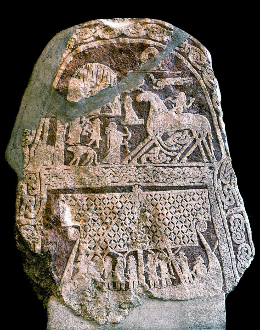 Riimukivi, joka kuvaa Wotania (Odin) kahdeksanjalkaisella hevosella Sleipnir noustamassa viikinkipitkälaivaan (kivi) tekijältä Viking Viking