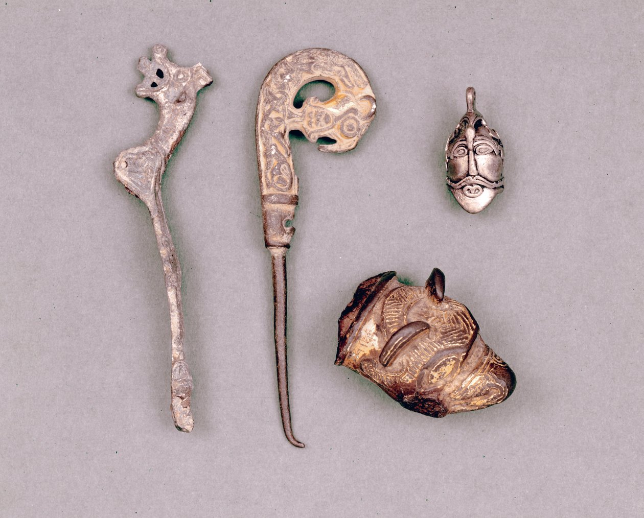 Erilaisia laitteita ja viikinkijalokiviä oikeassa yläkulmassa, Odinin jumaluus. Tukholma, Historiska Museet tekijältä Viking Viking