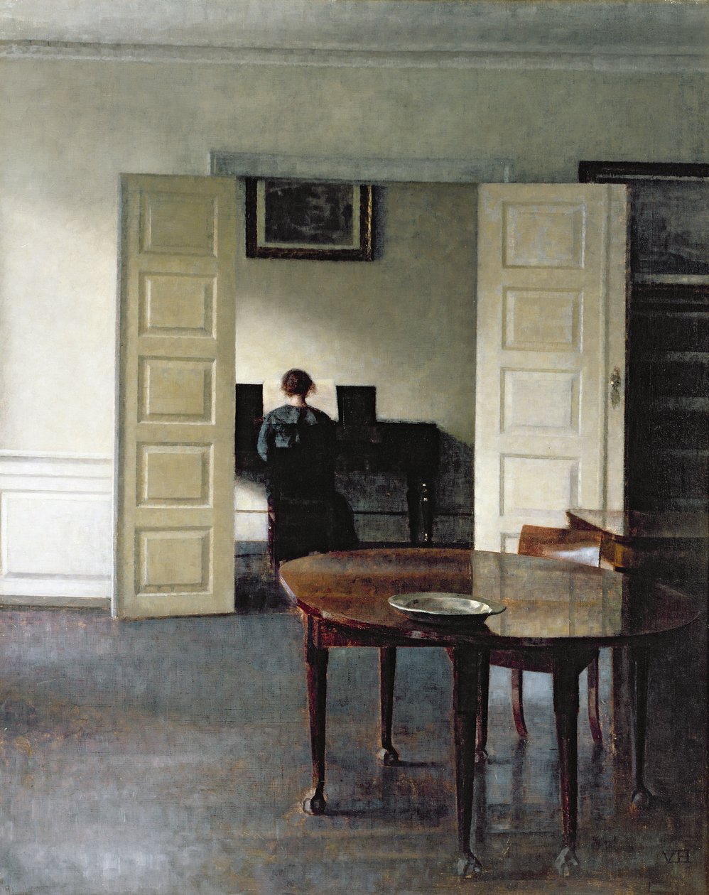 Sisustus, jossa nainen soittaa pianoa, 1910 tekijältä Vilhelm Hammershoi