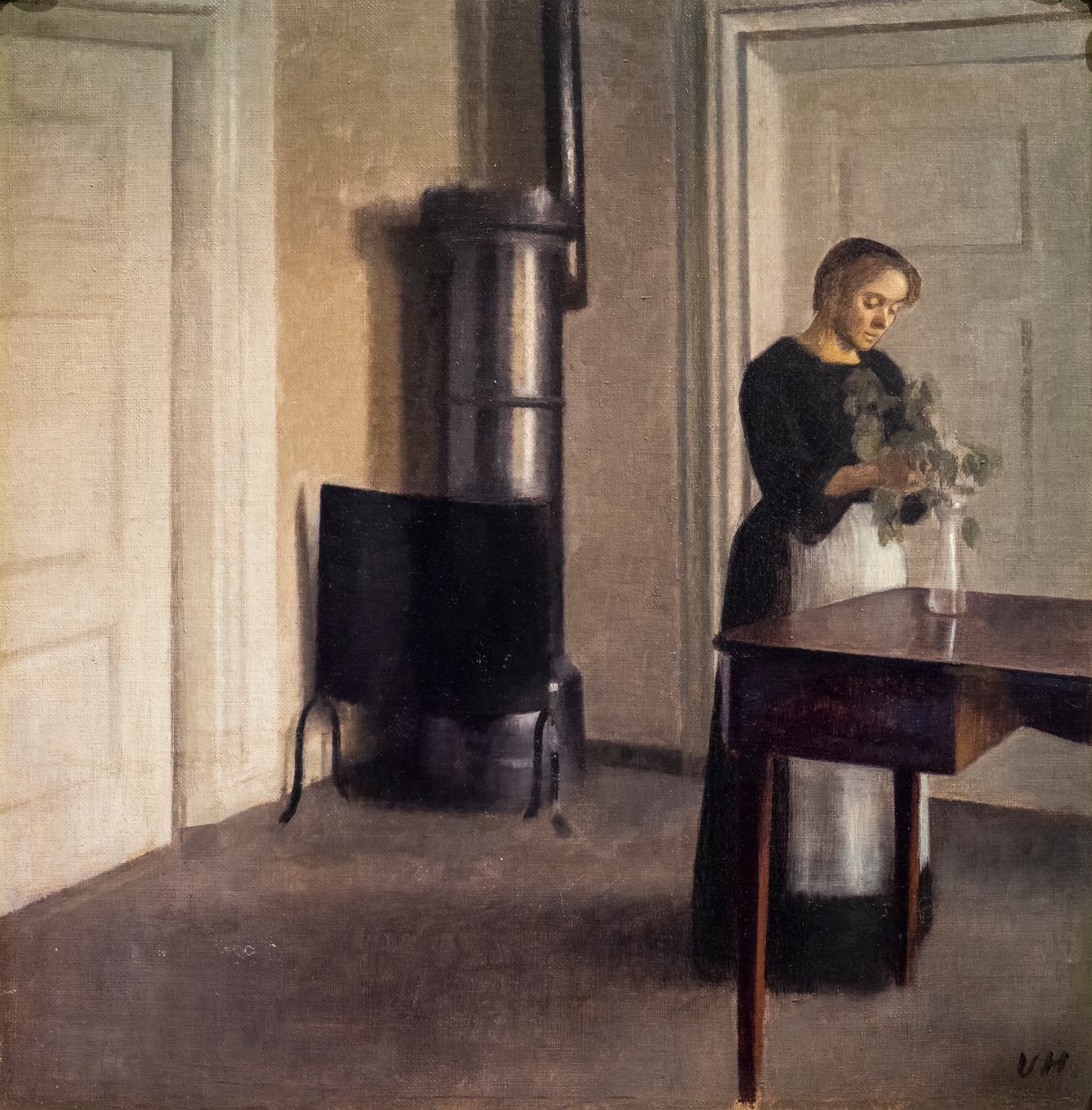 Sisustus, jossa nainen järjestää kukkia maljakossa tekijältä Vilhelm Hammershoi