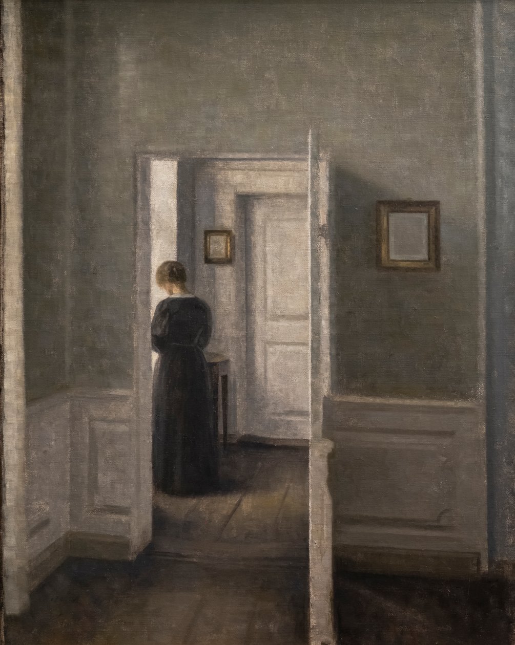 Sisustus, jossa nainen seisoo (öljy kankaalle) tekijältä Vilhelm Hammershoi