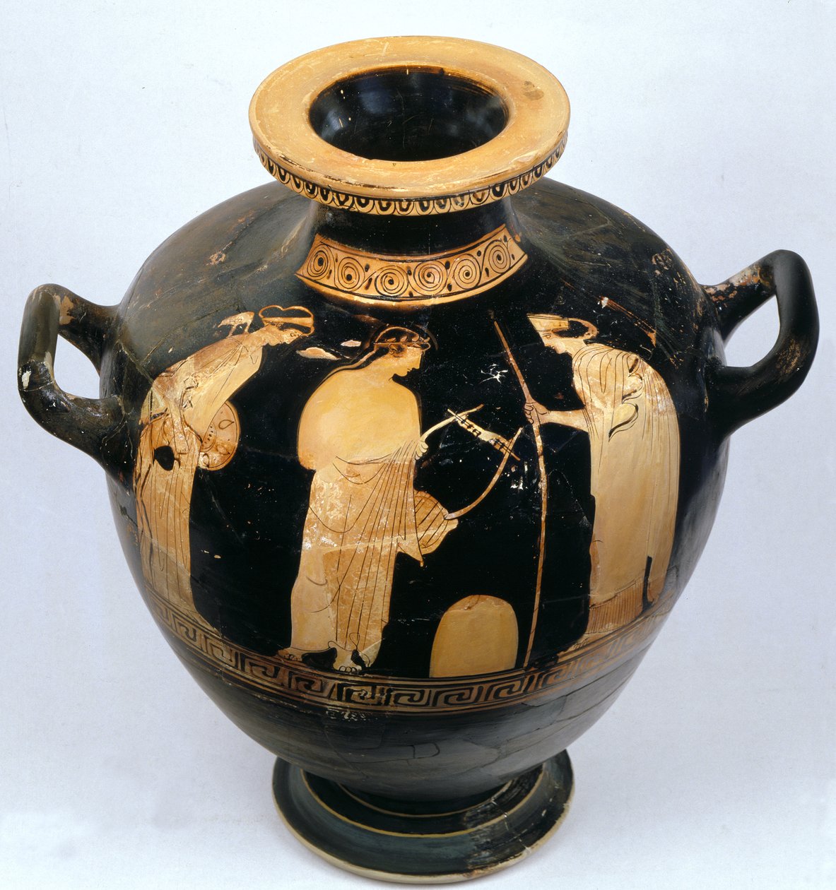 Ullakon punahahmoinen hydria Artemiksen, Apollon ja Leton kanssa, 460-450 eKr. (savi) tekijältä Villa Giulia Painter attr. to Villa Giulia Painter attr. to