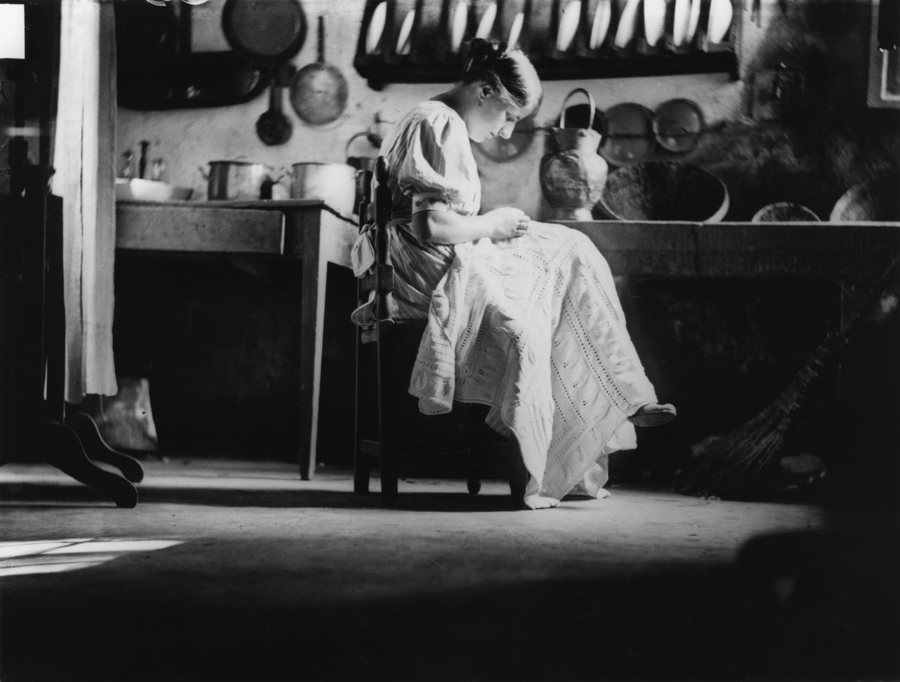 Tyttö ompelee liinavaatteita myötäjäislahjaksi, noin 1916 (s/w-kuva). tekijältä Vincenzo Balocchi